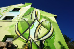 Grand arbre stylisé sur le mur de l’Atelier Etienne, centre d’art contemporain du pays de Lorient.
