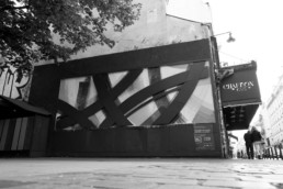 Une installation artistique signée Romain Froquet sur le mur de la rue Oberkampf