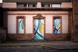 Porte et fenêtres peintes dans le cadre du parcours d’art urbain de Saint-Dié-des-Vosges