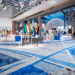 Art urbain au Printemps Haussmann – des lignes bleus superposées sur un immense tapis persan