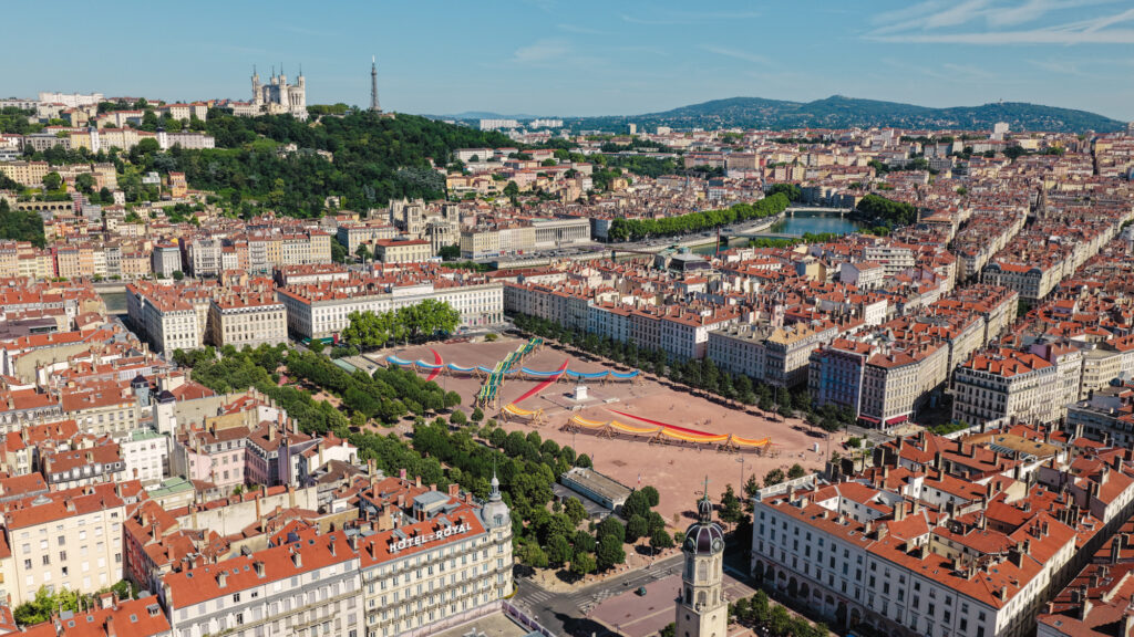 Vue plongeante de l'installation Tissage urbain sur la place Bellecour à Lyon
