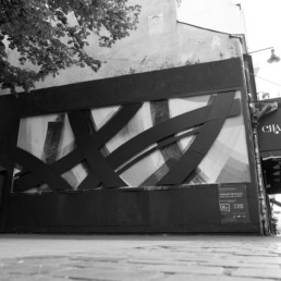 Une installation artistique signée Romain Froquet sur le mur de la rue Oberkampf